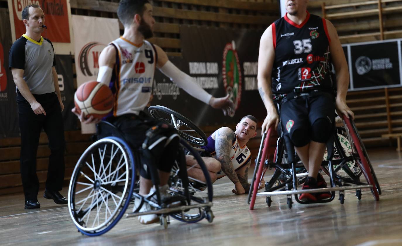 Fotos: Las imágenes del partido del Bidaideak