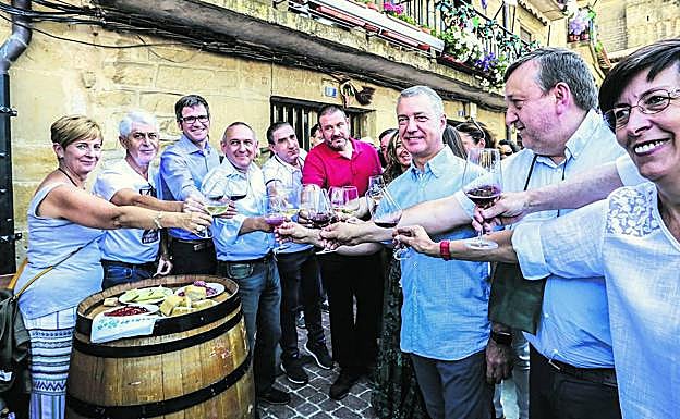 El lehendakari brinda en la fiesta de la vendimia con el diputado general, el presidente del ABB, alcaldes y consejeros vascos.