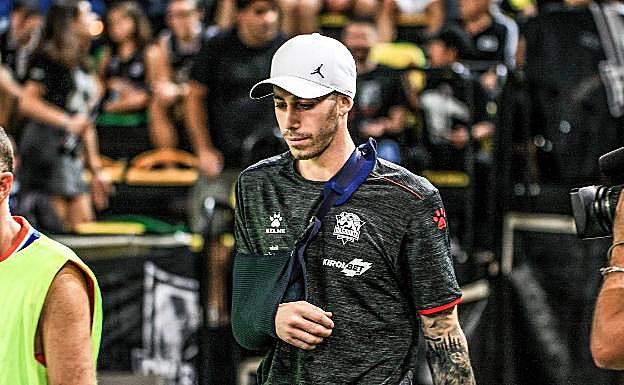 Luca Vildoza, con el hombro en cabestrillo, al inicio de la presente temporada.