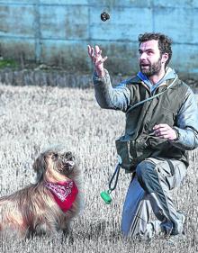 Imagen secundaria 2 - Arriba, uno de los ejemplares que se pusieron a la venta en la feria. Debajo, puesto de verduras y Tris y Rafa, en plena exhibición. 