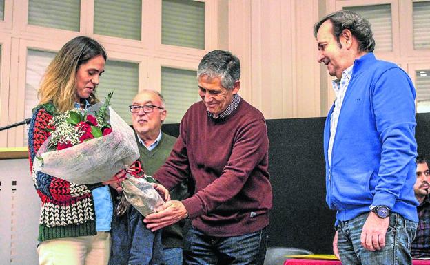 Familiares de Ibarrola, homenajeados durante la presentación de libro. 