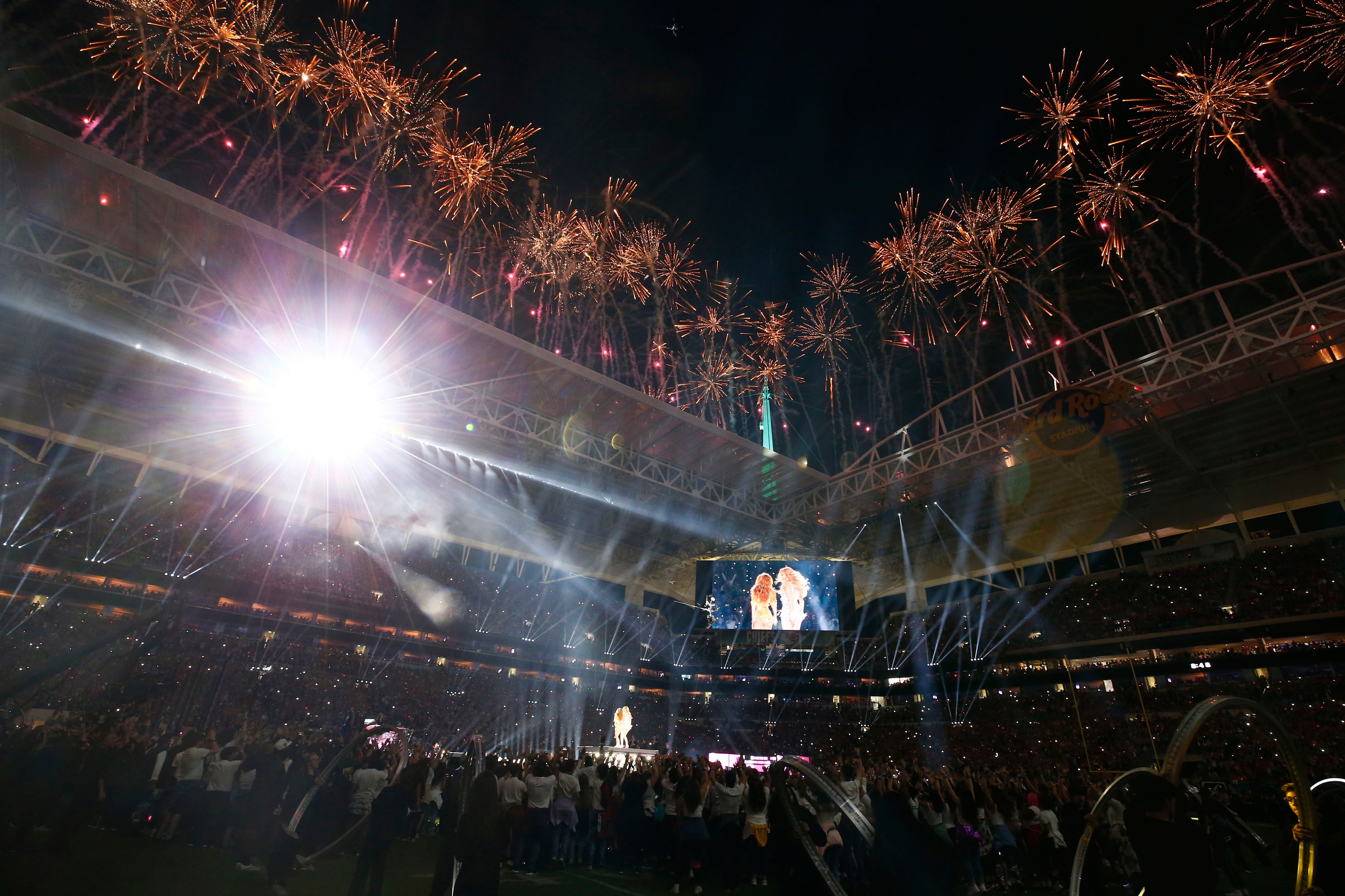 Fotos: Shakira y JLo desatan la locura en la Super Bowl: 6 looks en 12 minutos (y uno de ellos a la venta)