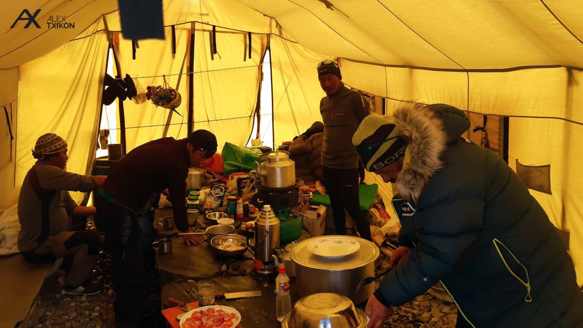 Fotos: Txikon ya está en el Everest