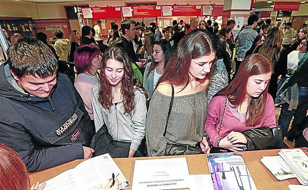 Estudiantes de la Universidad del País Vasco en la Feria de Orientación Universitaria que tuvo lugar el sábado en Vitoria.