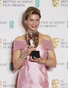 Imagen secundaria 2 - Varios de los premiados en los Bafta. El director Sergio Pablos y su productora, por 'Klaus'. Debajo, el actor Joaquin Phoenix por 'Joker', y finalmente la actriz Renée Zellweger por 'Judy'