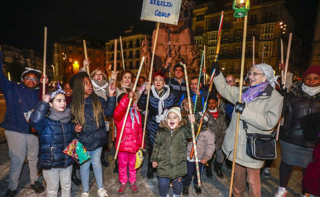 Coros de Santa Águeda en la plaza de la Virgen Blanca el año pasado. 