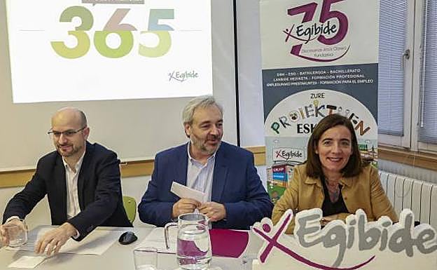 Xabier López de Santiago, José Ignacio Eguizábal y Mila Álvarez de Eulate durante la presentación de la memoria. 