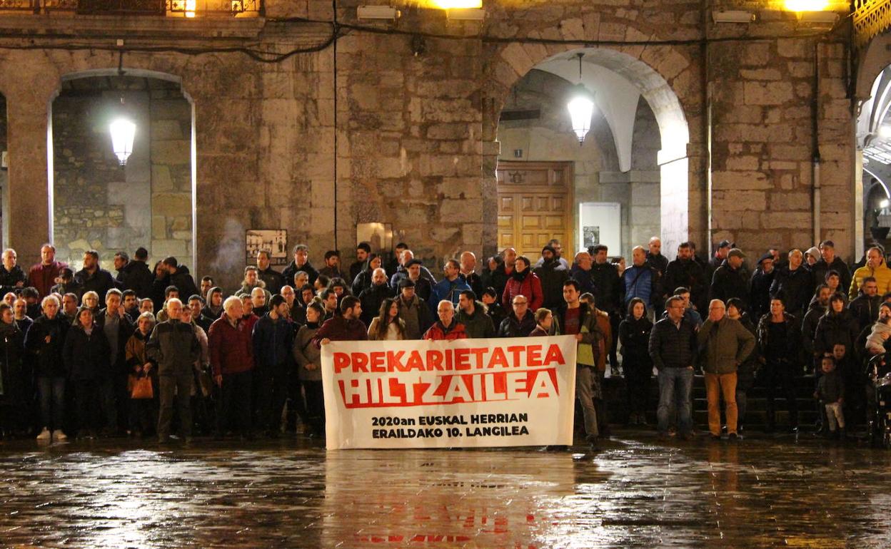 La concentración canalizó el dolor de la ciudadanía de Llodio. 