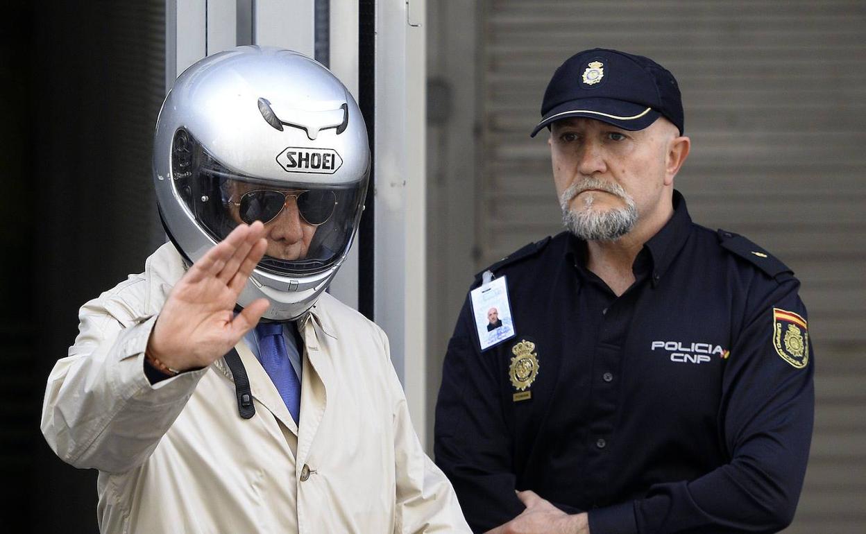 El exinspector Antonio González Pacheco, alias Billy el Niño , saliendo de la Audiencia Nacional en Madrid.