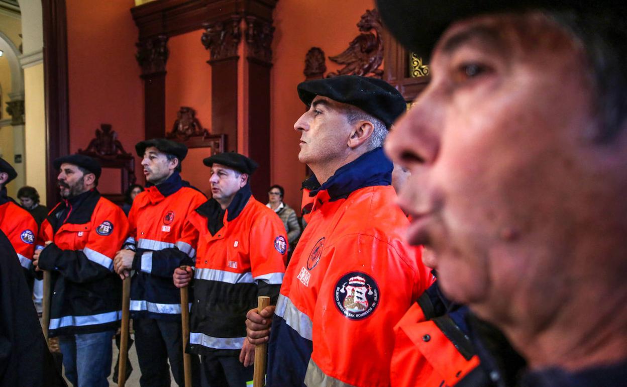 Los bomberos de Bilbao cantan a Santa Águeda en favor de los niños con cáncer