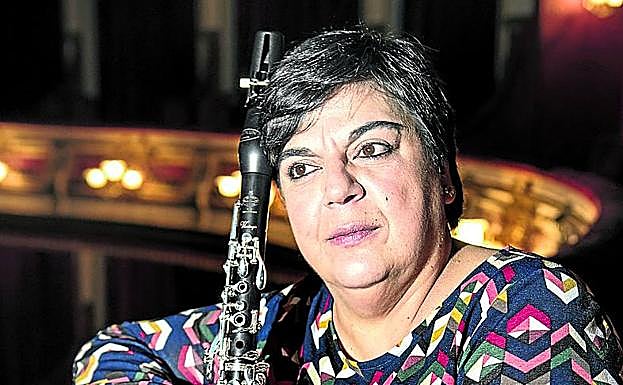 La primera mujer que tocó con la Banda Municipal de Vitoria cierra su carrera como solista en el Principal