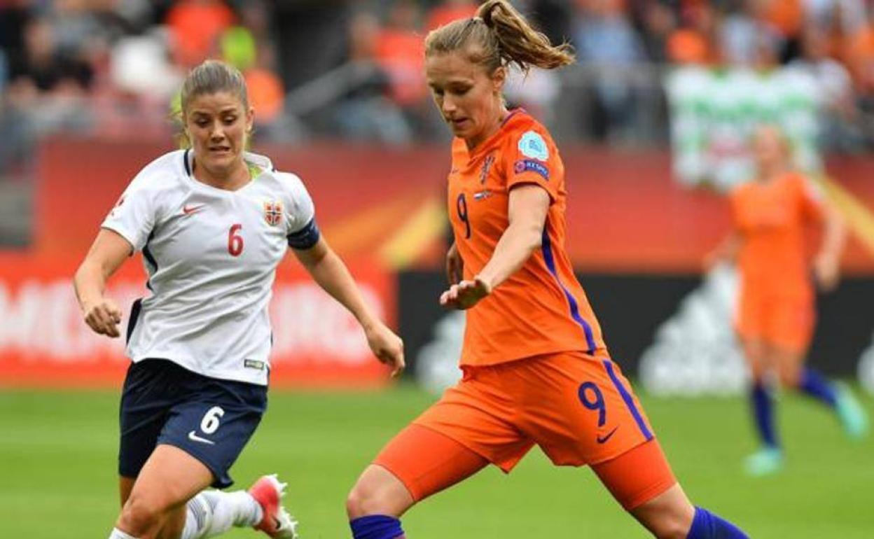 Vivianne Miedema (derecha), durante un partido entre Países Bajos y Noruega. 