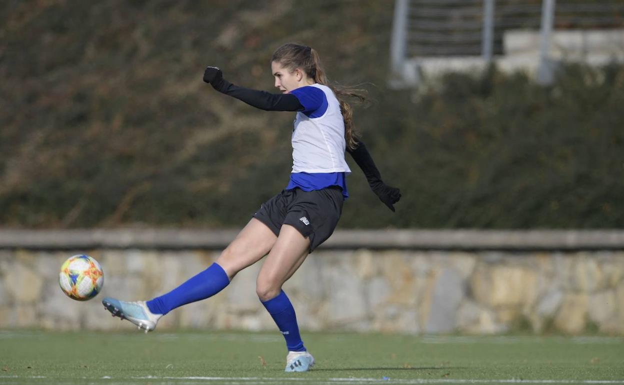 La jugadora vizcaína en un entrenamiento en Lezama. 