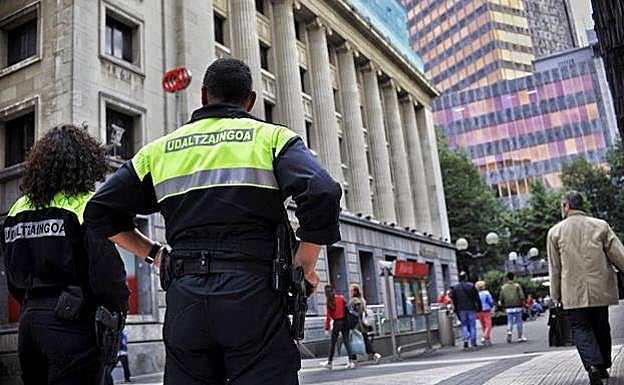 Dos agentes municipales en Bilbao.