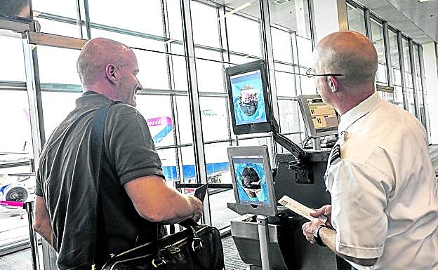 Un pasajero se somete a un control biométrico en el aeropuerto de Dulles (Virginia, EE UU).