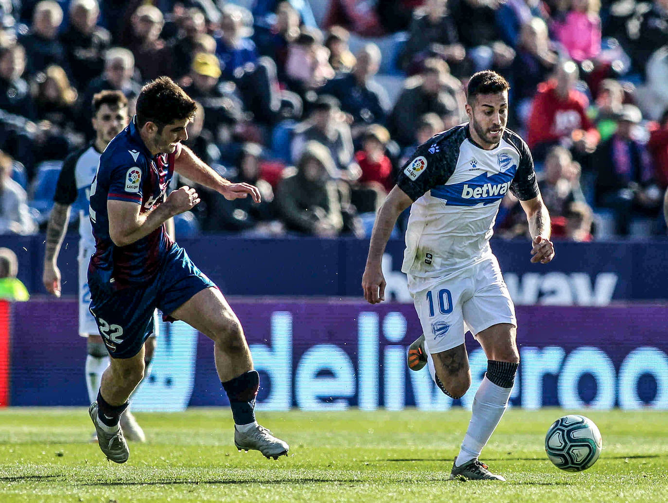 Camarasa conduce el balón en su debut. 