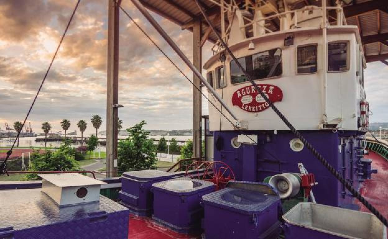 Santurtziko portuan dago ikusgarri 'Agurtza' arrantza-ontzia. 