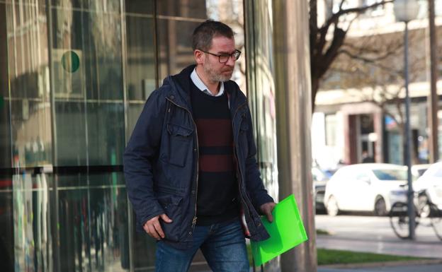 Miguel Ángel Berjón, en la entrada del Palacio de Justicia de Vitoria.