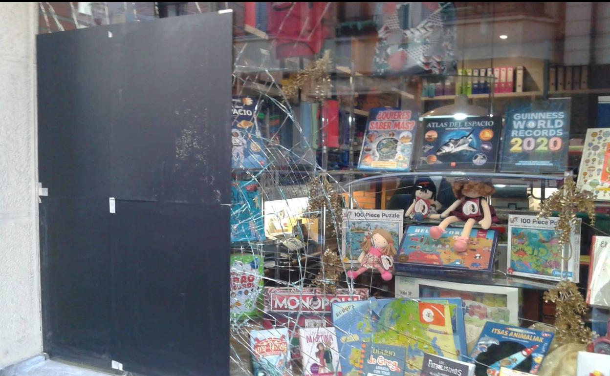 Unos ladrones utilizaron una alcantarilla para romper el cristal de un negocio del barrio.