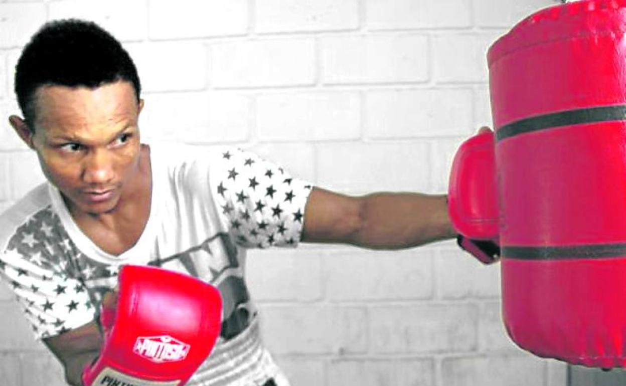 'El Papa' Pérez golpea el saco.