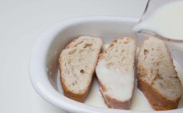 El pan se puede mojar en la leche sumergiéndolo o regándolo, como en la imagen. 
