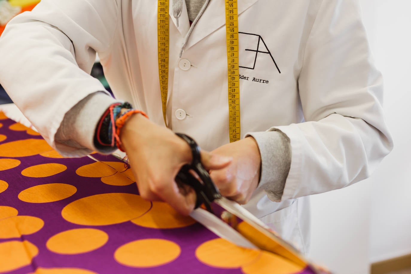 Fotos: Eder Aurre, seleccionado entre 152 diseñadores para vender sus creaciones en Milán