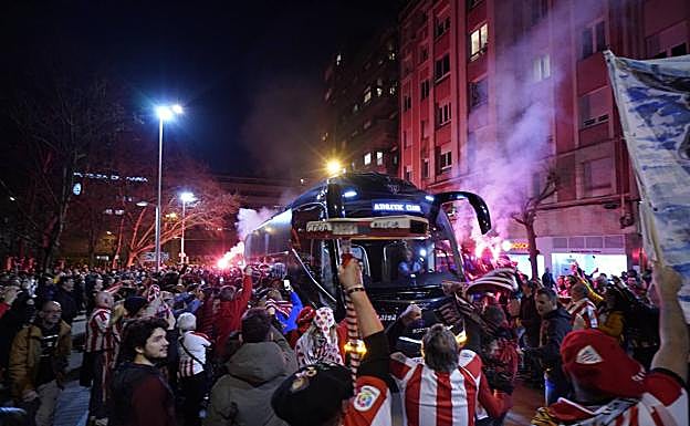 Galería. Recibimiento a los jugadores del Atletic en San Mamés.