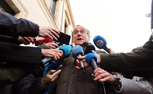 Alfonso Alonso, esta mañana en la entrada al Parlamento vasco,