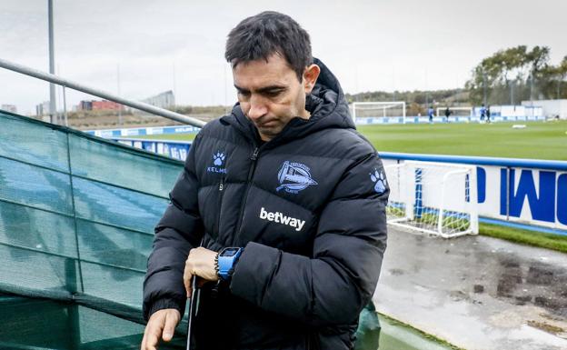 Garitano consulta su reloj en un entrenamiento. 