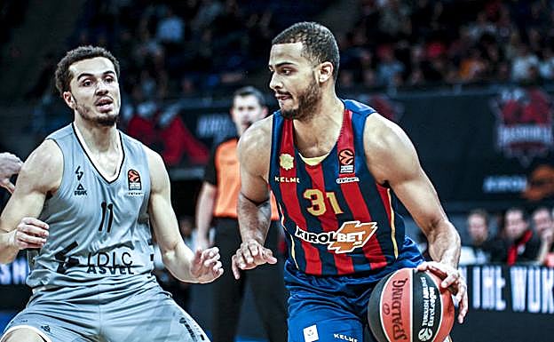 Shavon Shields, protagonista tras el descanso, intenta superar la defensa de Charles Galliou. 