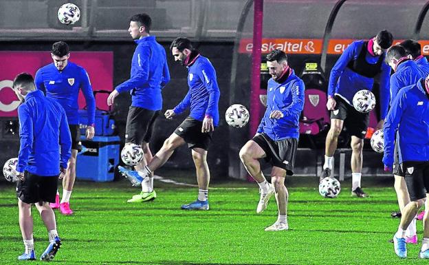 Jugadores del Athletic completaron ayer el último entrenamiento antes del partido de esta noche contra el Barcelona.