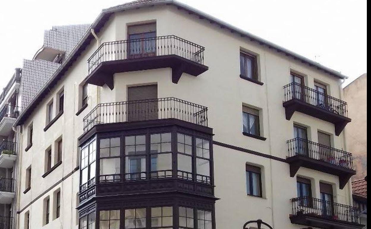 Imagen de un bloque rehabilitado en Atxuri con el apoyo de la sociedad Surbisa.