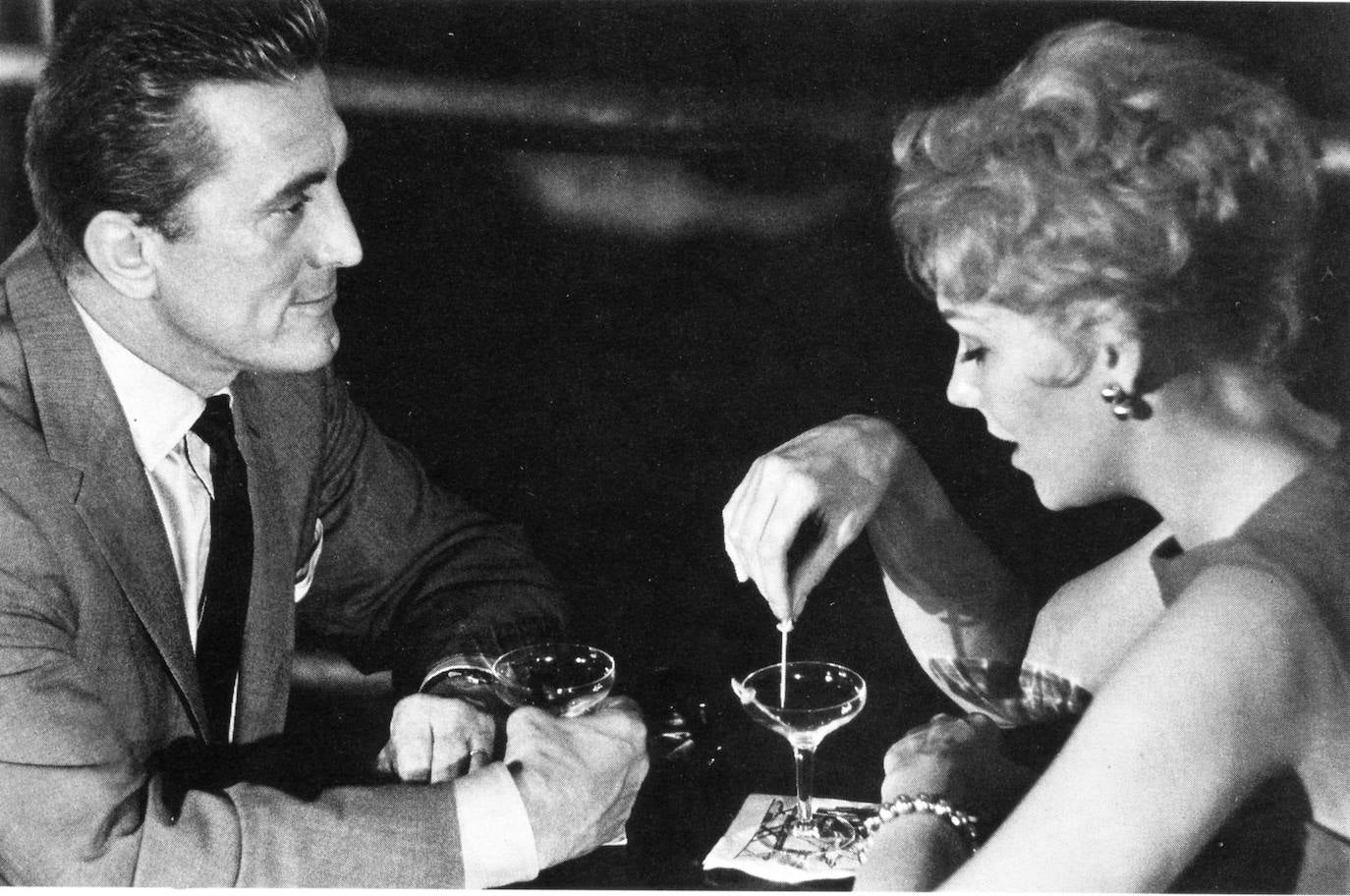 Kirk Douglas y Kim Novak, en una escena de la película 'Un extraño en mi vida'.