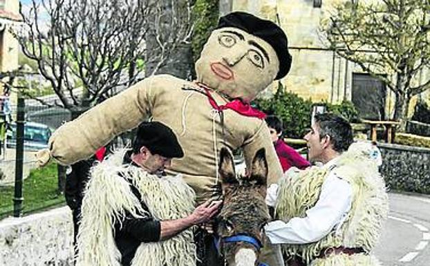 Imagen principal - 'La Vieja de Arriano, 'El hombre de paja' y 'El porretero' con los buitres.