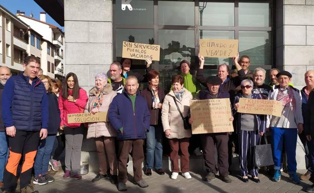 Vecinos de Izarra protestan por la limitación de horarios de la oficina de Ktxabank a los lunes por la mañana. 