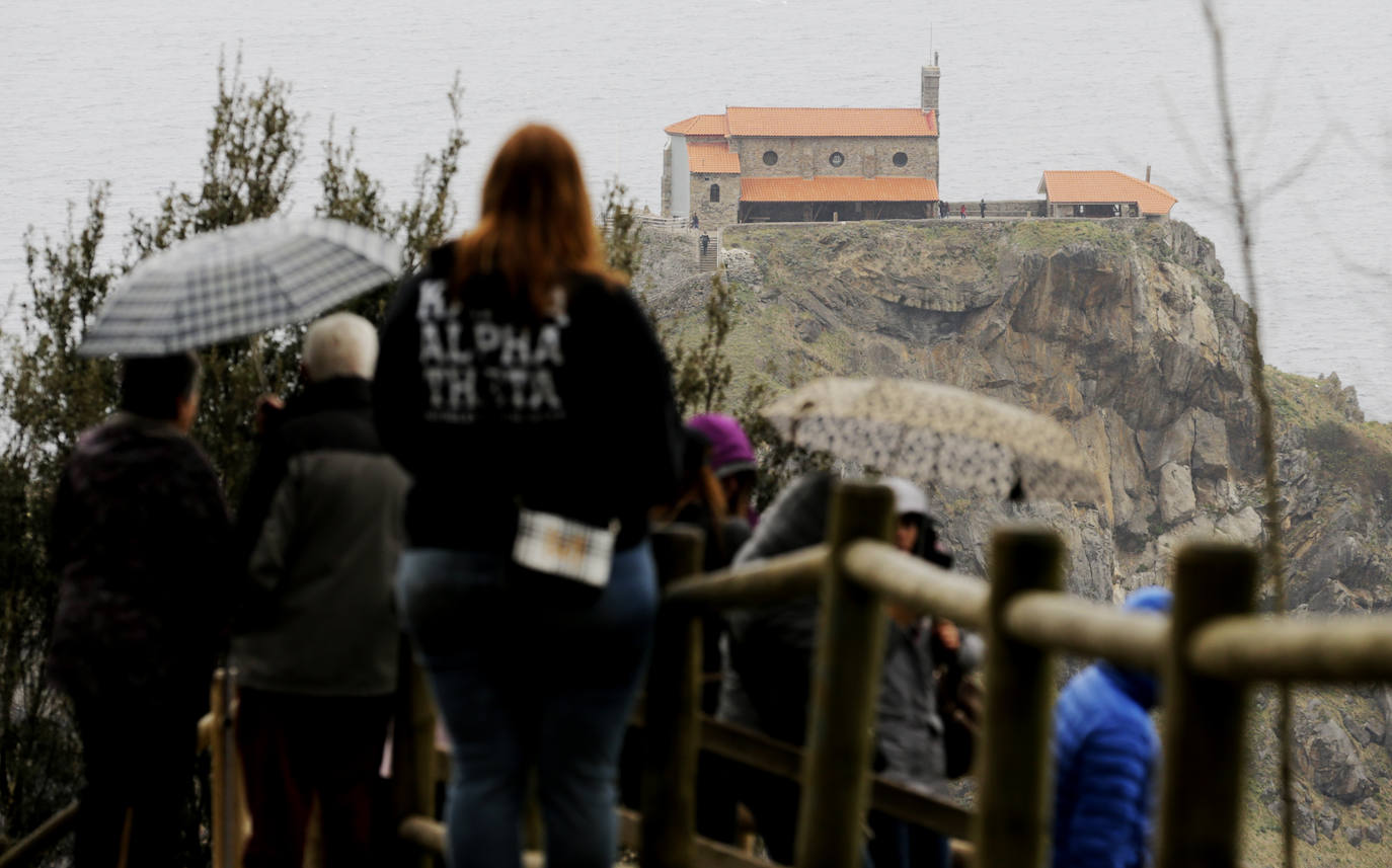 Fotos: Excursión a San Juan de Gaztelugatxe tras anunciarse que se regularán las visitas