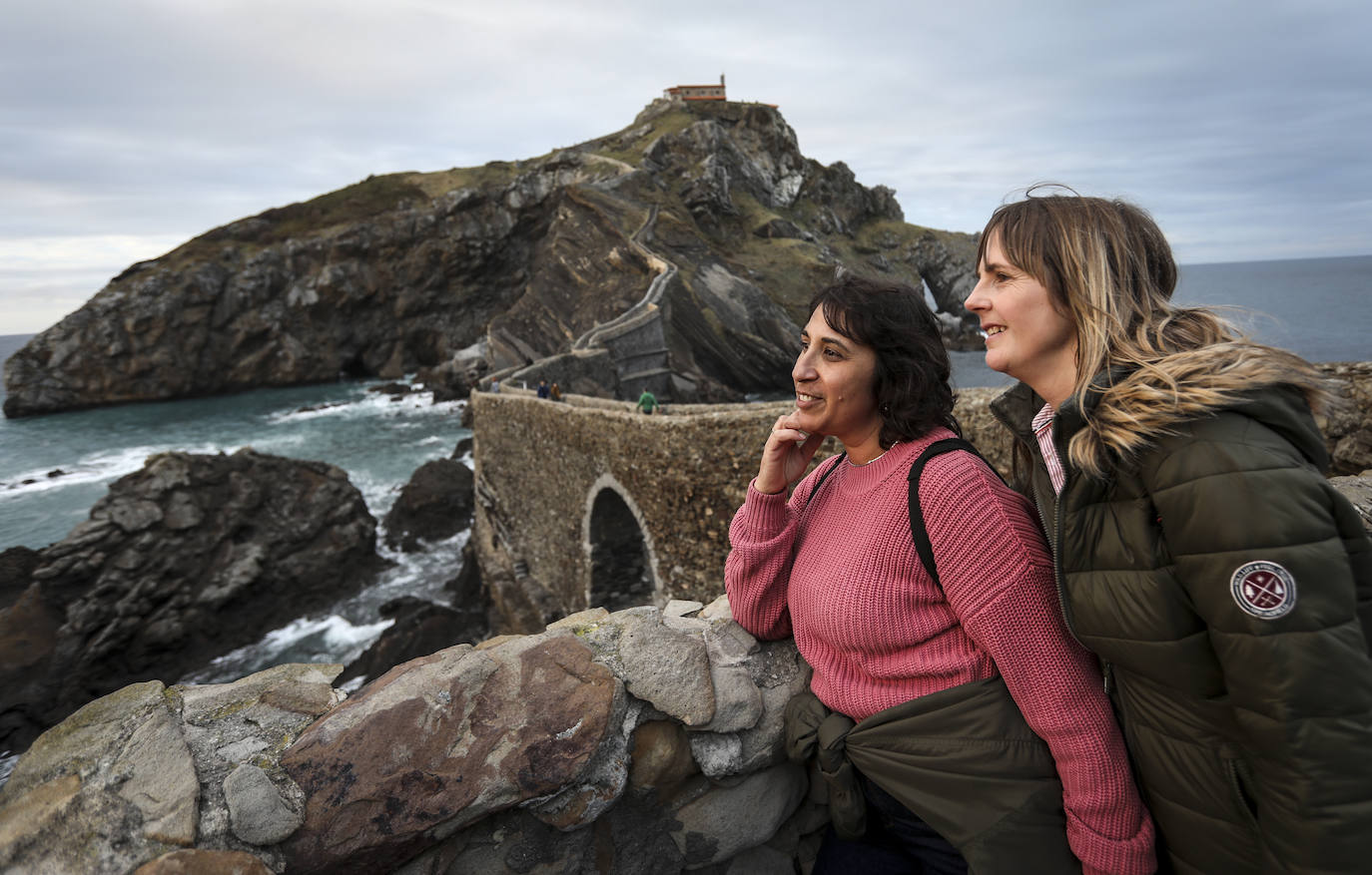 Fotos: Excursión a San Juan de Gaztelugatxe tras anunciarse que se regularán las visitas