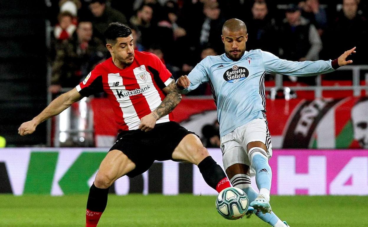 Yuri trata de arrebatar el balón al celeste Rafinha. 