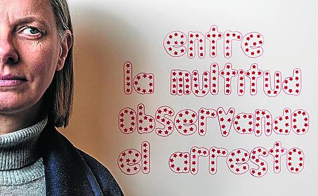 De la escultura al cine. La artista vizcaína Gema Intxausti, junto al título de su propuesta, que vincula lenguajes y diversos idiomas.