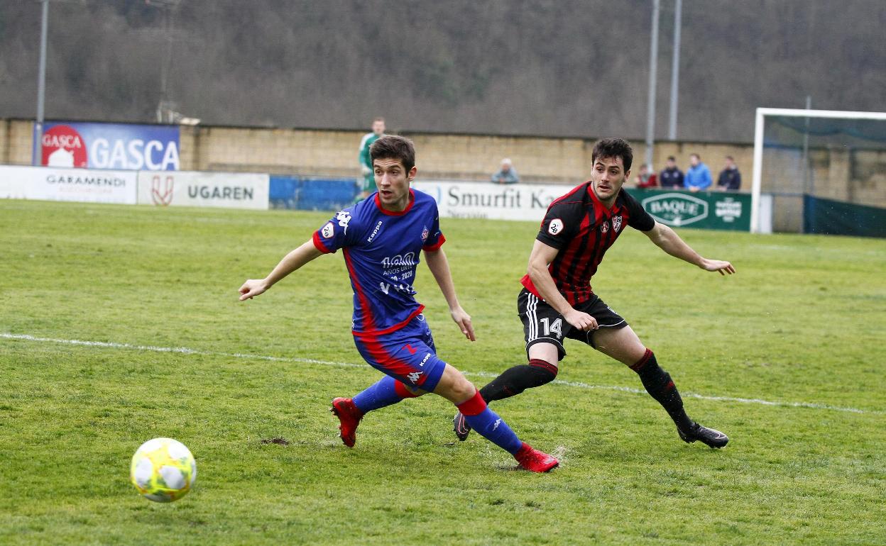 Aldalur y Arnáez, en un lance del derbi de Urritxe. 