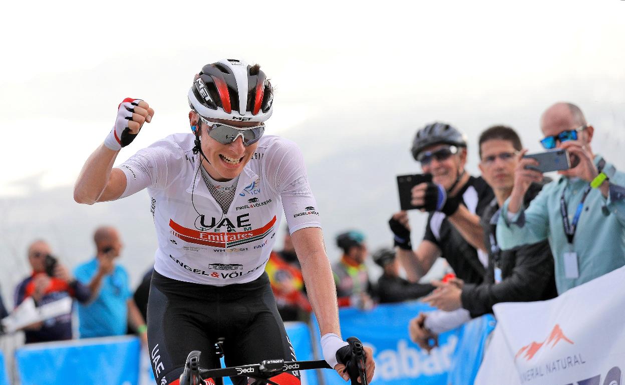 Tadej Pogacar entra vencedor en la Sierra de Bernia. 