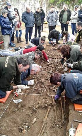 Fotos: Hallan diez esqueletos en la primera fosa carlista de Euskadi