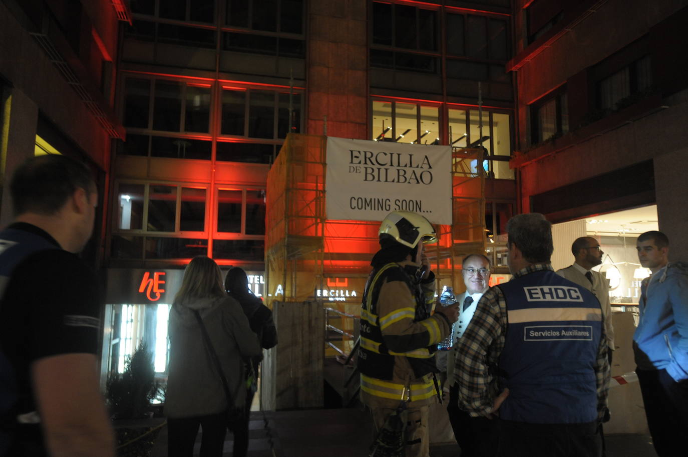 Fotos: Un incendio en el patio interior del Hotel Ercilla deja sin luz a 3.800 viviendas y locales