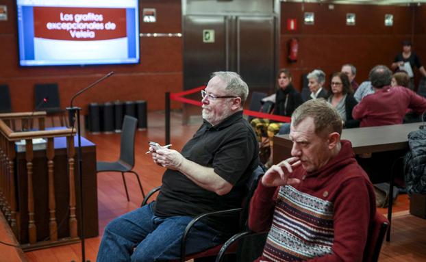 Los dos acusados, Eliseo Gil, de negro, y Rubén Cerdán, en el Juzgado de lo Penal número 1 de Vitoria.