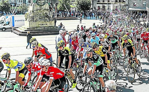Imagen de la salida de la Itzulia 2019 desde la plaza de la Virgen Blanca.
