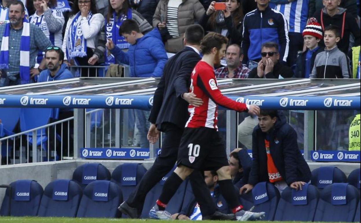 Muniain se retira tras ver la roja.