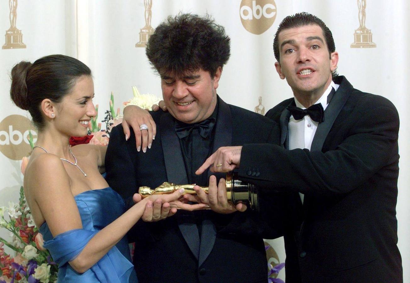 En el 2000 su fama llegó todos los rincones del plante con el desgarrador grito que dio la vuelta al mundo cuando entregó el Oscar a PedroAlmodovar. Un momento para el que lució un Ralph Lauren con un chal rancio que flaco favor hizo al gran diseñador y a la actriz.