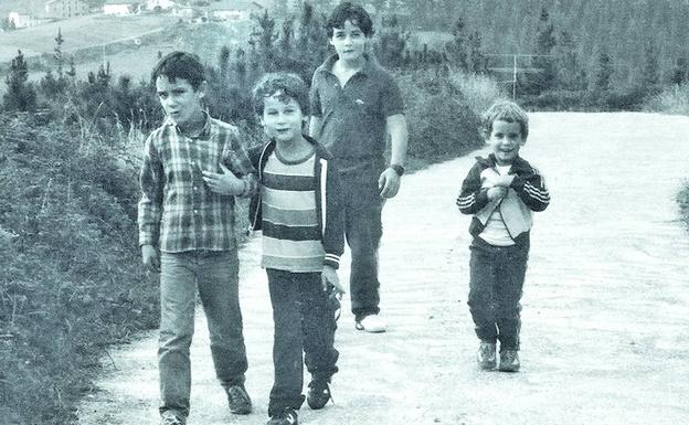 Galder con su hermano Borja y sus primos Unai y David.