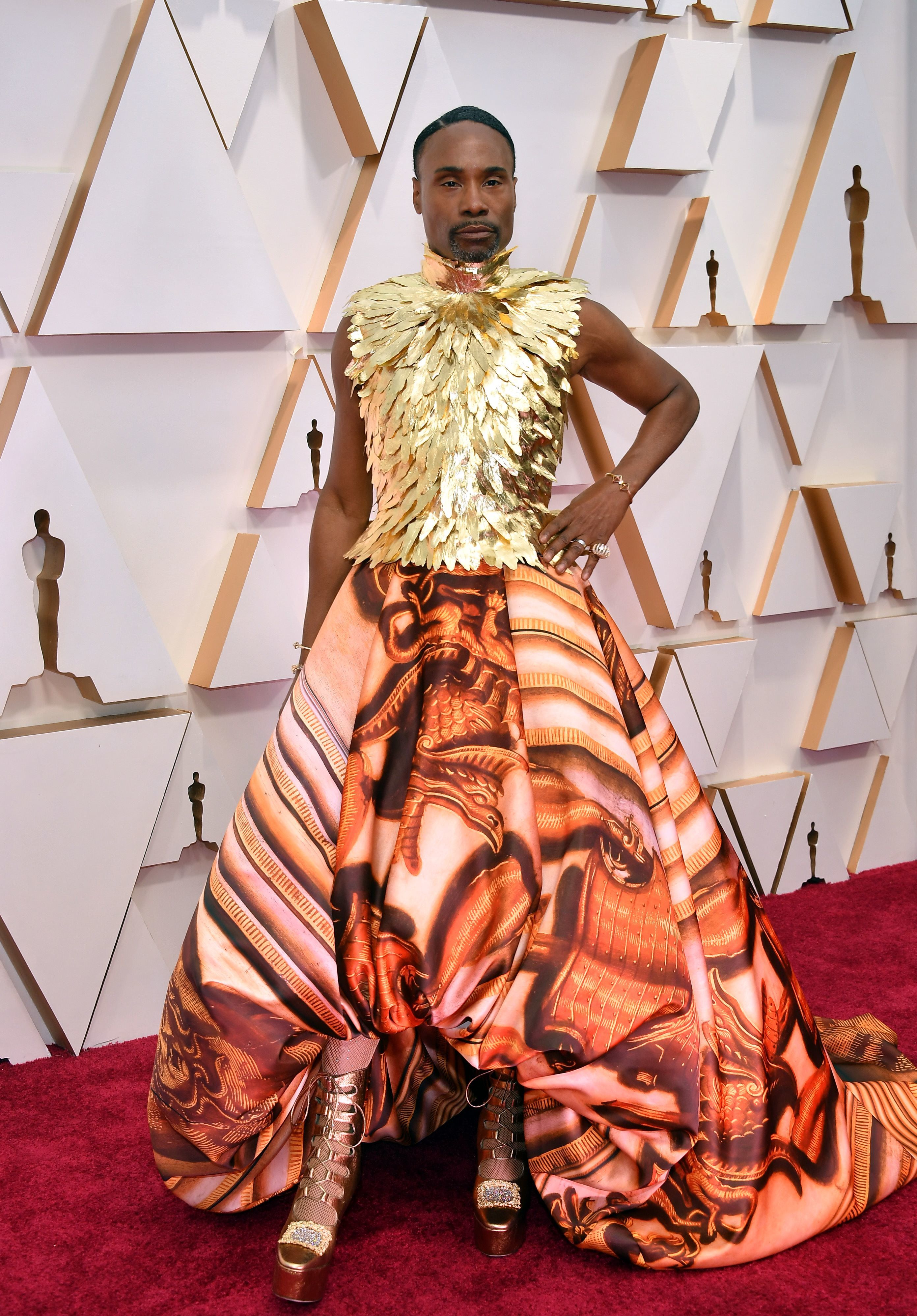 Desde que saltara a la fama por su papel en la serie de HBO ‘Pose’, es imprescindible en la alfombra roja. Billy Porter, una vez más, pone la nota discordante en la alfombra roja con un atrevido y voluminoso diseño estampado, que ha combinado con unas altísimas plataformas doradas.