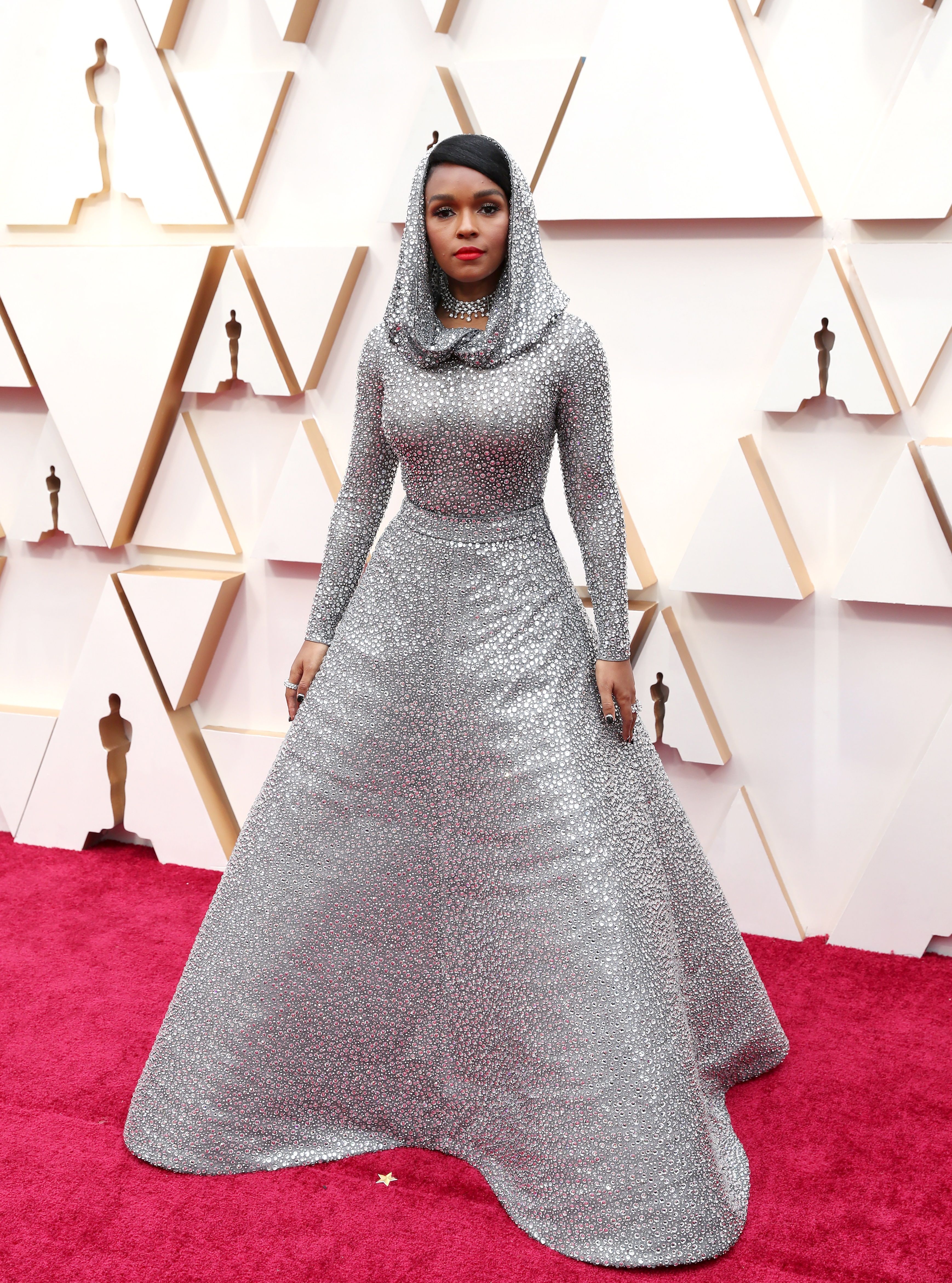 Janelle Monae, al más puro estilo Whitney Houston en ‘El Guardaespaldas’, con un original vestido con capucha metalizado y cuajado de pedrería.